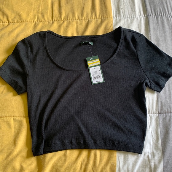 T-shirt crop top. - Picture 1 of 2